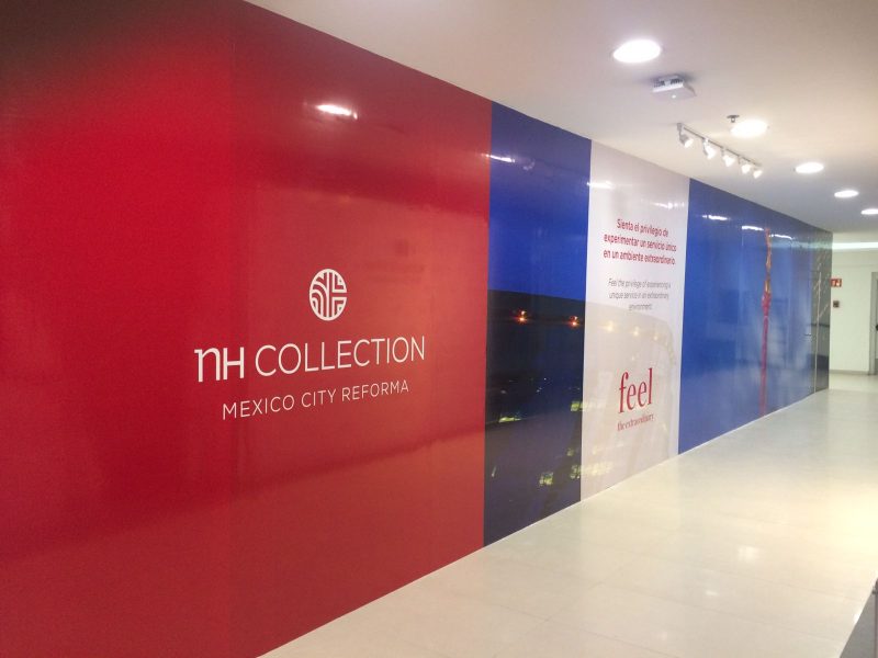 Impresion y colocacion de vinil laminado sobre muro de tablaroca