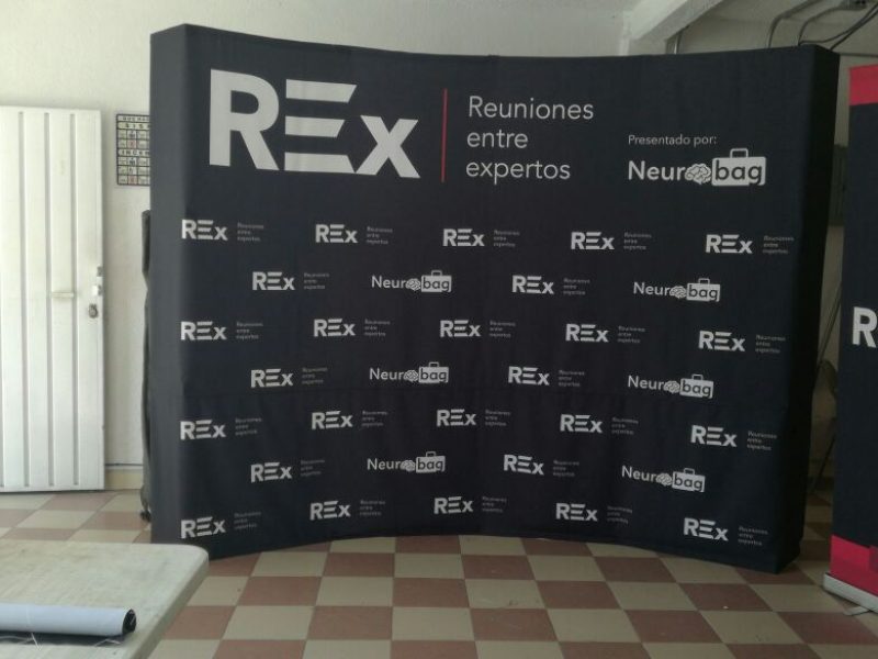 Sublimacion-de-tela-sobre-estructura-de-muro-curvo.jpg